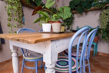 Tavolo rustico con sedie - Irene Guida - Decorazione e Restauro